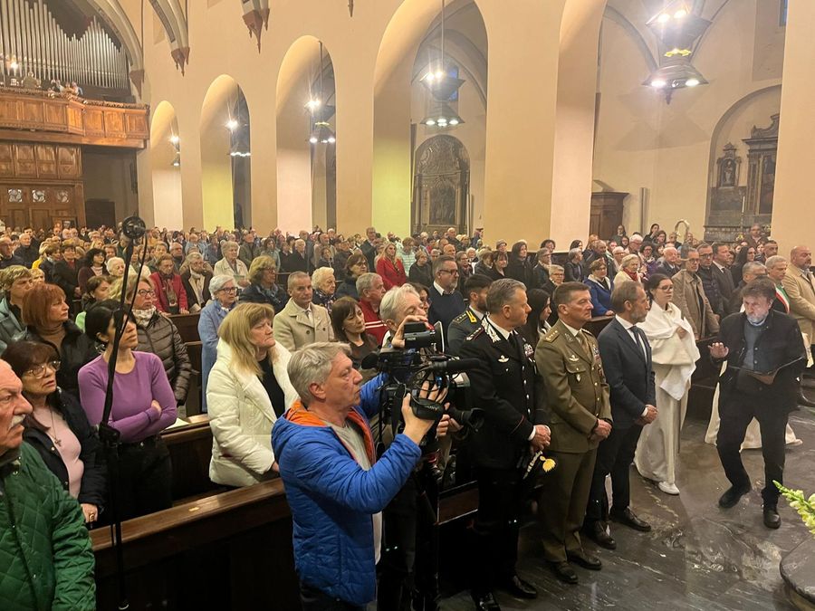 Folla in preghiera nella Cattedrale di Aosta nel ricordo di Papa Francesco