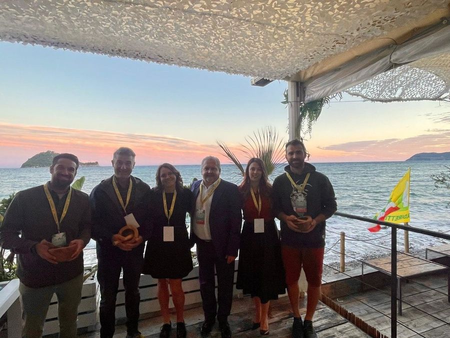 Alcuni dei premiati valdostani insieme alla delegata valdostana di Giovani Coldiretti, Stephanie Anselmet e al direttore di Coldiretti VdA, Elio Gasco