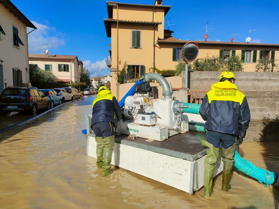 Al lavoro la Protezione civile giunta ieri nella Toscana alluvionata