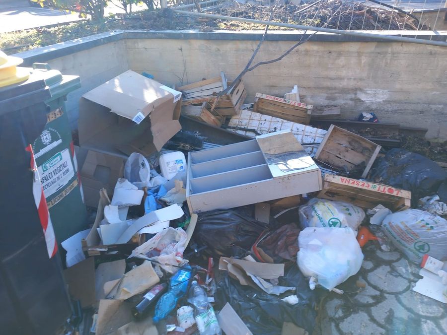 Aosta, la monnezza si riaffaccia in via Liconi Aosta, la monnezza si riaffaccia in via Liconi