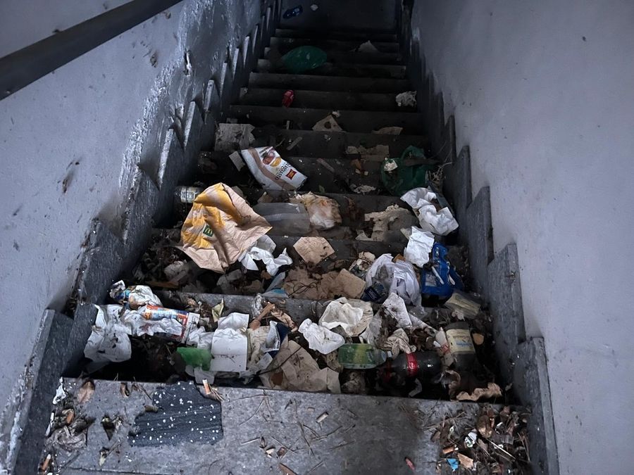 Una delle due scale di accesso al piano interrato della scuola Una delle due scale di accesso al piano interrato della scuola