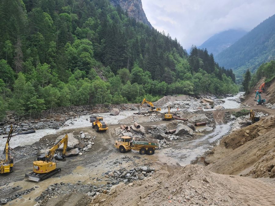 Dopo alluvione, sulla strada per Cogne si lavora febbrilmente per la pista di cantiere