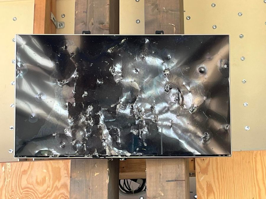 Lo schermo della videosorveglianza in frantumi