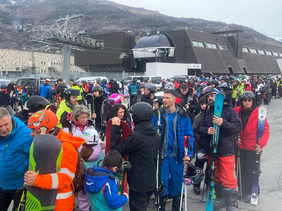 Non è Roccaraso 2024; oggi un fiume di persone alla partenza della funivia per Pila