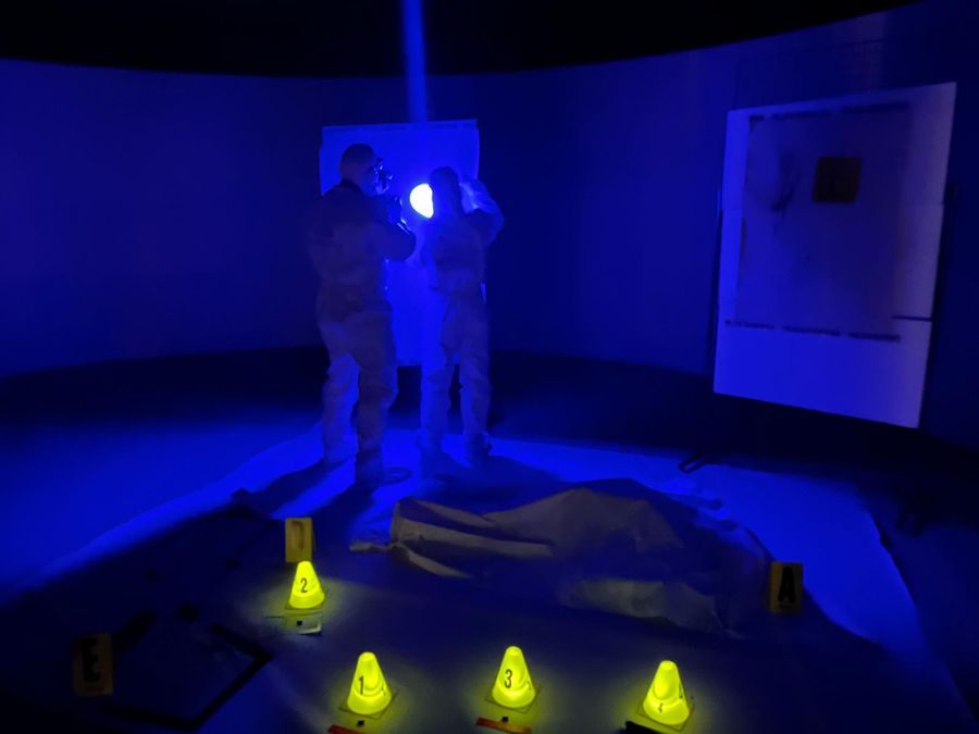 Polizia Scientifica al lavoro, in una simulazione allestita in una sala dell'Area Megalitica Polizia Scientifica al lavoro, in una simulazione allestita in una sala dell'Area Megalitica