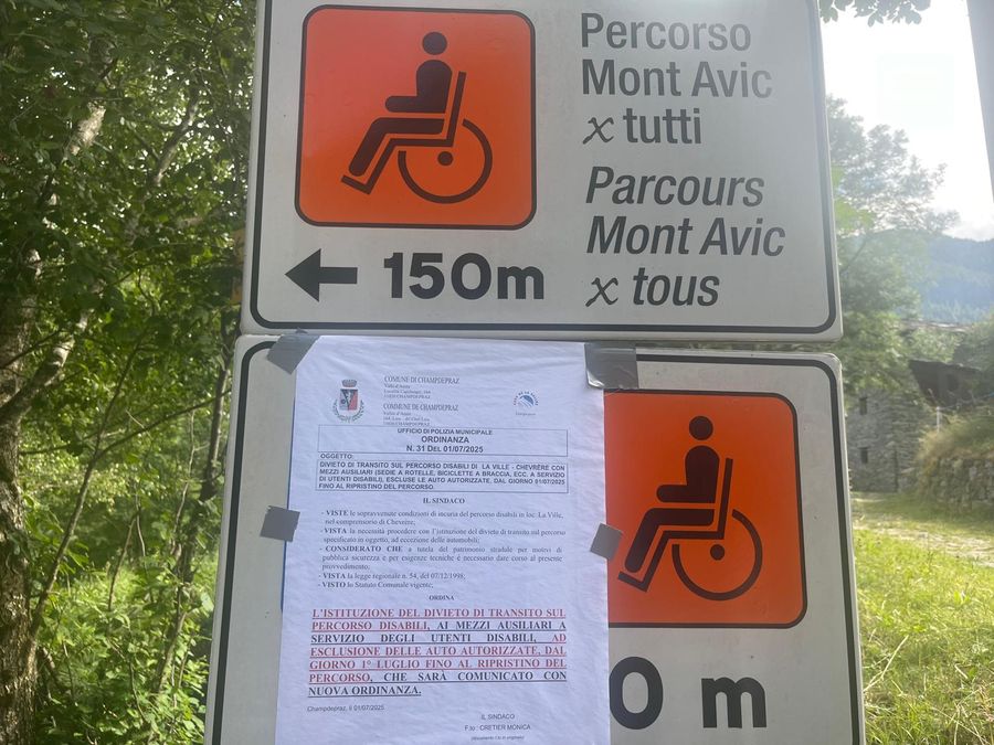 Champdepraz, chiuso il disastrato sentiero per disabili a Chevrère; la sindaca annuncia intervento urgente