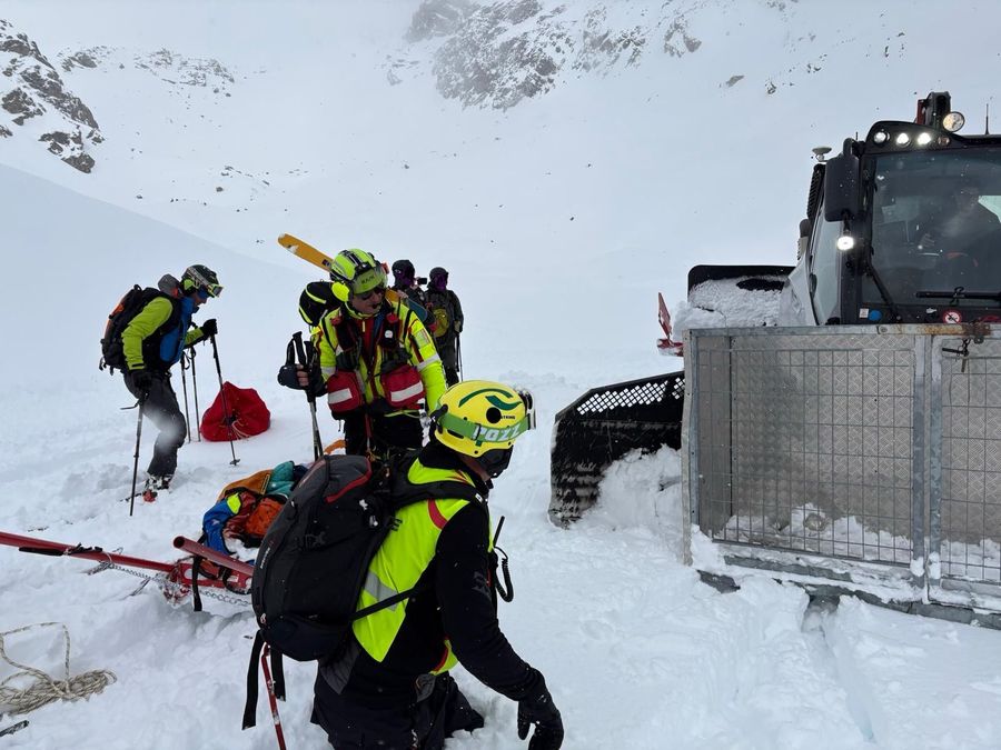 In salvo scialpinista travolto da valanga sopra Gressoney In salvo scialpinista travolto da valanga sopra Gressoney