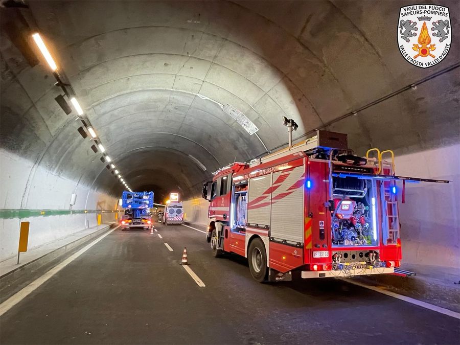 Intrappolato nell'auto che prende fuoco in galleria: 'realistica' esercitazione dei Vigili del fuoco
