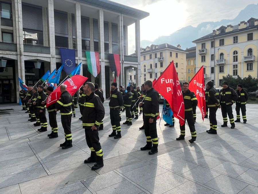 La protesta dei Vigili del fuoco valdostani a Palazzo regionale mentre l’Aula vota la riforma del Corpo VIDEOINTERVISTA