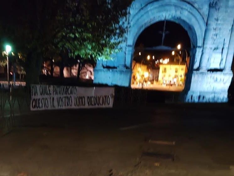 Femminicidio, striscione irridente dell'estrema destra all'Arco d'Augusto