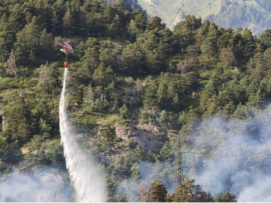 Incendio in un bosco sopra Morgex