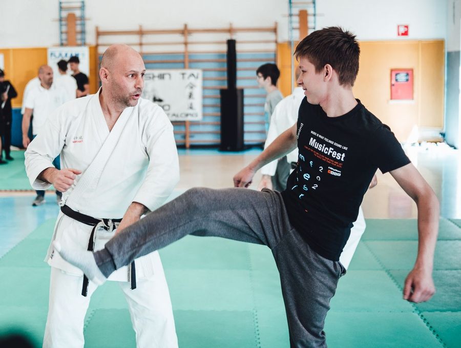 Il Maestro Marco Sebastianelli con un giovanissimo allievo (photo credit Max Monticone