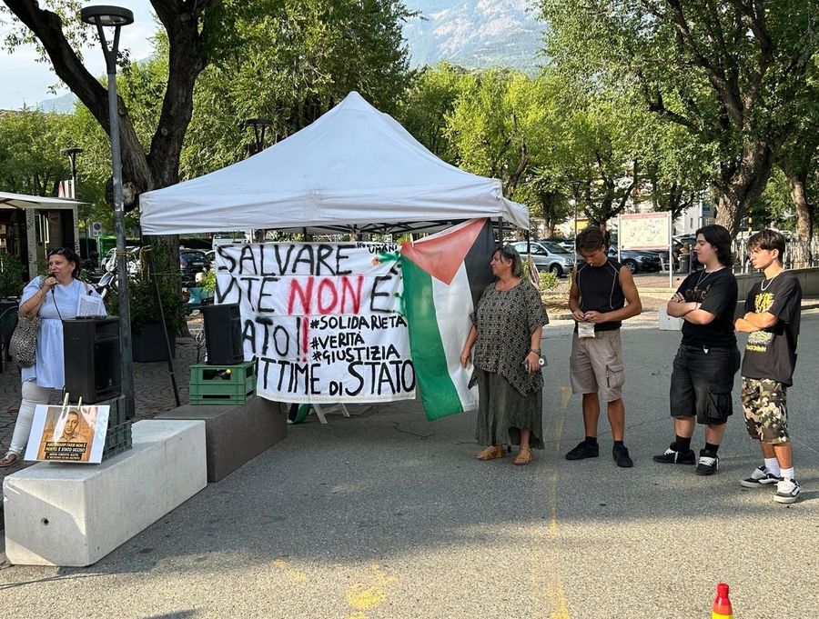 Aosta, una quarantina di persone al presidio per Fakir, 'Chiediamo verità e giustizia' Aosta, una quarantina di persone al presidio per Fakir, 'Chiediamo verità e giustizia'