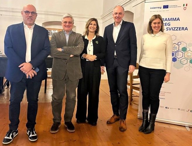 Da sn Massimo Sertori (Reg. Lombardia), Luciano Caveri, Valeria Cenacchi (Commissione europea), Christophe Darbellay (Cantone Vallese) e Martha Garber (Provincia autonoma di Bolzano)
