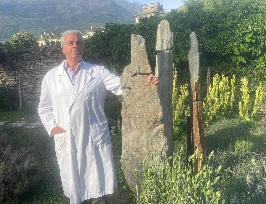 Il dottor Andrea Nicola nel suo 'giardino' di erbe e spezie di montagna (cliccare sull'immagine per avviare la minigallery)