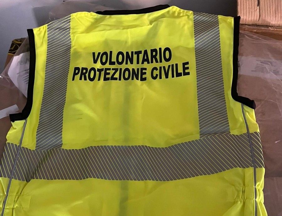 Giubbotti della Protezione civile rubati; i carabinieri li ritrovano nel cantiere della ferrovia Aosta-Ivrea, denunciato un operaio per ricettazione Giubbotti della Protezione civile rubati; i carabinieri li ritrovano nel cantiere della ferrovia Aosta-Ivrea, denunciato un operaio per ricettazione