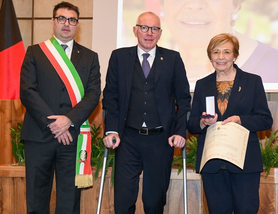 Giovanna Rabbia insieme al Presidente della Giunta, Renzo Testolin e al presidente del Celva, Alex Micheletto nel giorno della consegna dell'onorificenza