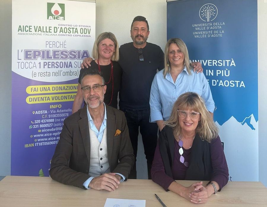 Nella foto di gruppo, da sn per AICE VdA ODV il Presidente Manuele Amateis, la simpatizzante Arabella Pezza, il volontario Erik Evolandro; per UNIVdA la docente di Didattica e Pedagogia speciale Nicole Bianquin e la Rettrice Manuela Ceretta