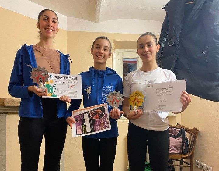 Da sn Martina Antonia, Maria e Serena dopo la premiazione Da sn Martina Antonia, Maria e Serena dopo la premiazione