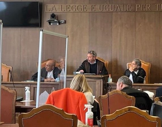 Un morso a un gluteo e lei fugge da casa; 45enne a processo per violenza sessuale Un morso a un gluteo e lei fugge da casa; 45enne a processo per violenza sessuale