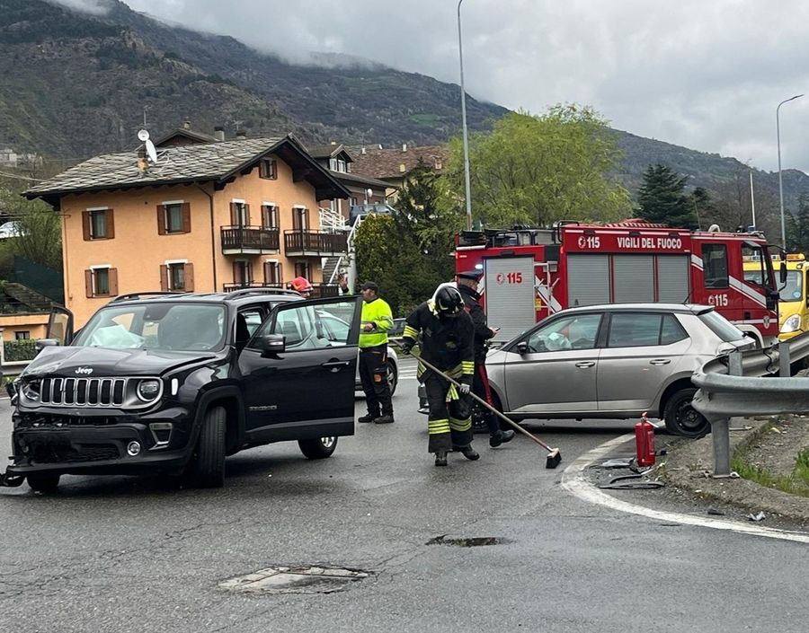 Scontro tra auto a L'Amérique di Quart, tre feriti Scontro tra auto a L'Amérique di Quart, tre feriti