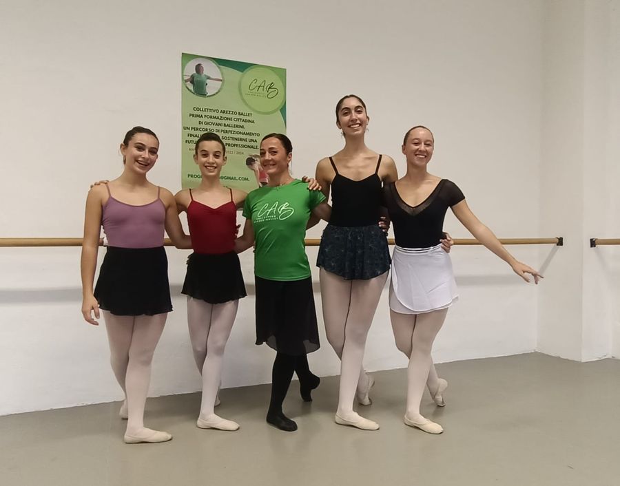 Da sn Serena Spano Maria Venuti Martina Antonia Condurro e Alice Susanna con al centro la maestra Stefania Pace