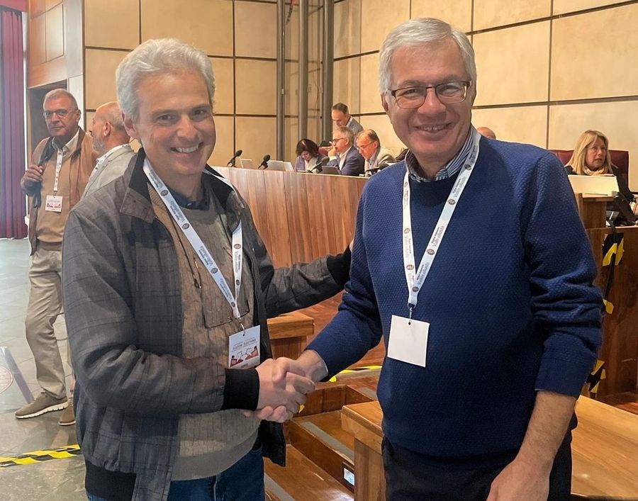 Stretta di mano 'benaugurale' tra il sindaco uscente, Gianni Nuti e il candidato Raffaele Rocco