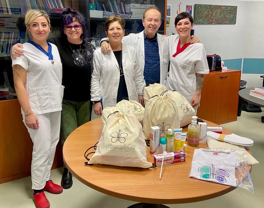 da sn Samanta Maio e Barbara Biasia, rispettivamente vicepresidente e presidente dell'Associazione Barbara & Co; la dottoressa Antonia Billeci; il dottor Stefano Podio, Direttore del Pronto soccorso; l'infermiera Francesca Naldi, incaricata di funzione organizzativa della Struttura da sn Samanta Maio e Barbara Biasia, rispettivamente vicepresidente e presidente dell'Associazione Barbara & Co; la dottoressa Antonia Billeci; il dottor Stefano Podio, Direttore del Pronto soccorso; l'infermiera Francesca Naldi, incaricata di funzione organizzativa della Struttura