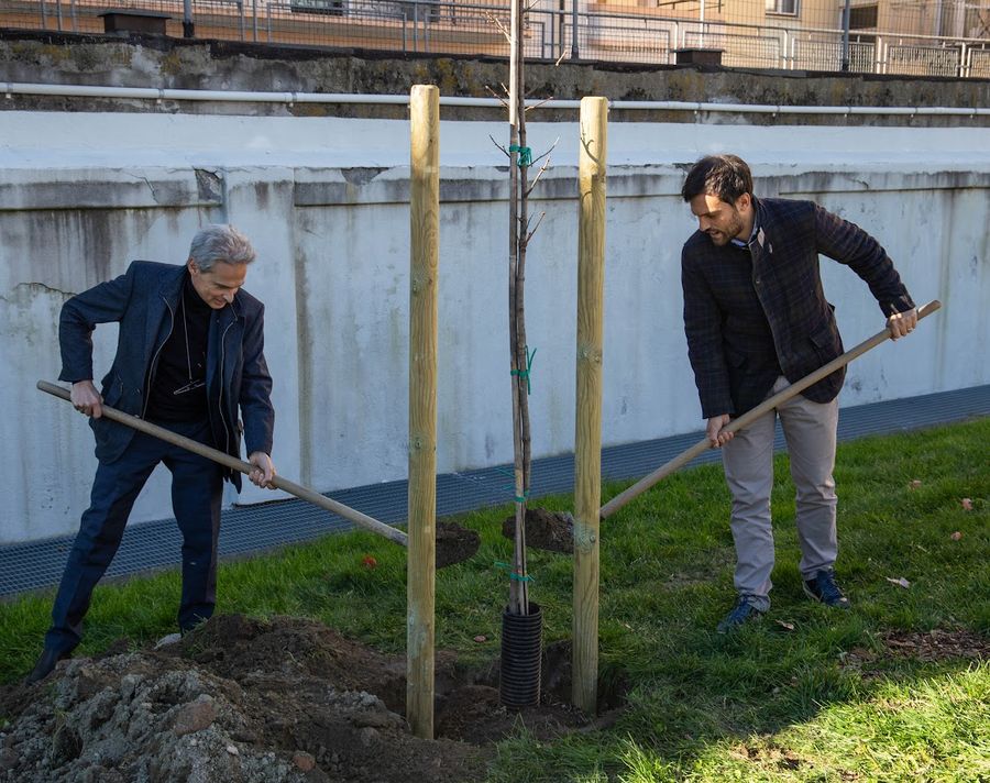 Il sindaco Nuti e l'assessore Carrel hanno 'inaugurato' la piantumazione