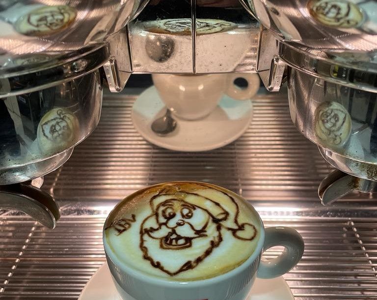 Ecco il cappuccino natalizio del barman Fabio 'Bietto' Giachino