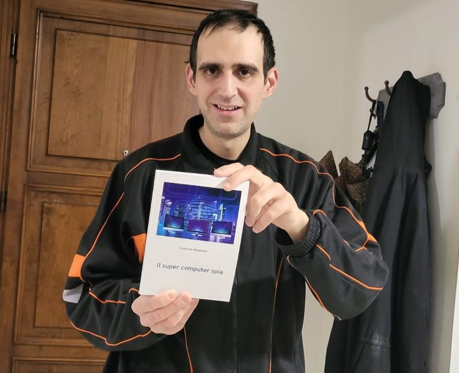 Gabriele Bramato con una copia del suo ultimo lavoro Gabriele Bramato con una copia del suo ultimo lavoro