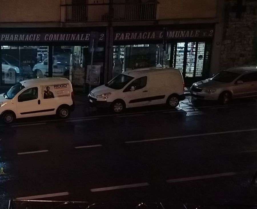 Corso Ivrea illuminato la sera solo da qualche vetrina