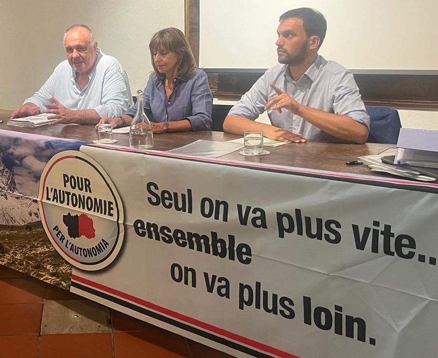 Il tavolo direttivo dell'Assemblea degli iscritti di PlA; da sn Aldo Di Marco, Cristina Camandona (presidente del Movimento) e Marco Carrel