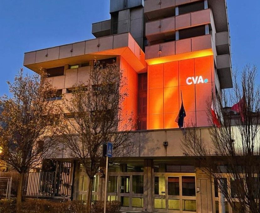 Questura di Aosta illuminata di arancione, colore simbolo contro la violenza