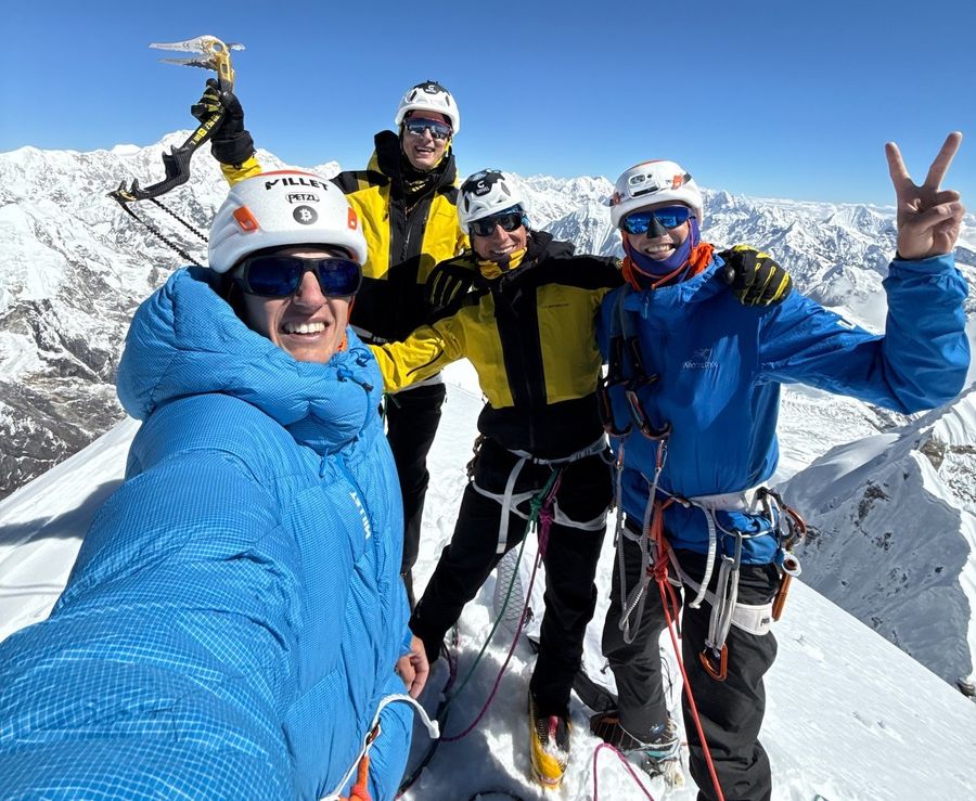 François Cazzanelli in cima al Kimshung