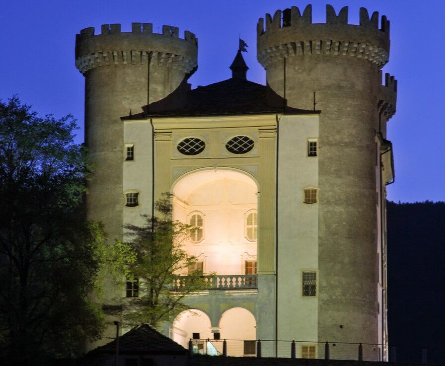 Il blu dell’Europa illumina il Castello di Aymavilles Il blu dell’Europa illumina il Castello di Aymavilles