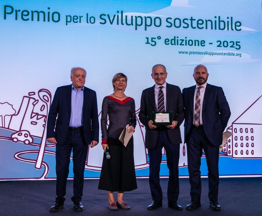 Il Presidente di Cva, Giovanni Aliboni (terzo da sn) alla consegna del premio