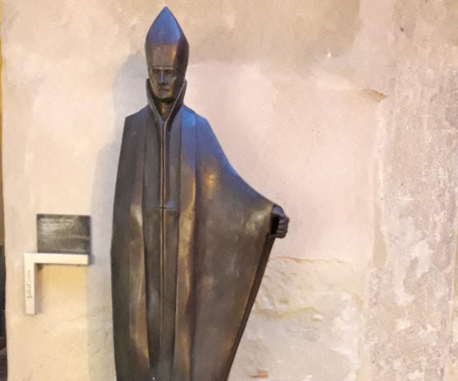 La statua di San Grato 'privata' del suo bastone pastorale