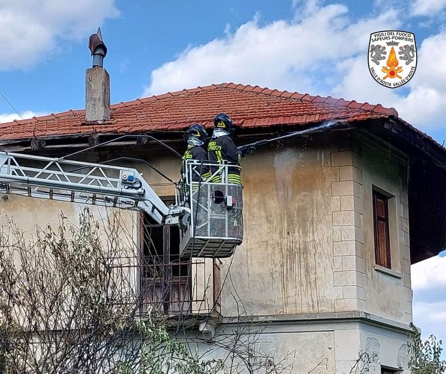 Incendio coinvolge una scuola chiusa da anni sulla collina di Nus Incendio coinvolge una scuola chiusa da anni sulla collina di Nus