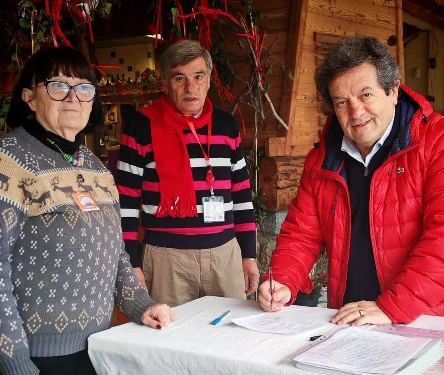 Il consigliere di Forza Italia Mauro Baccega (a dx) sottoscrive la petizione Il consigliere di Forza Italia Mauro Baccega (a dx) sottoscrive la petizione