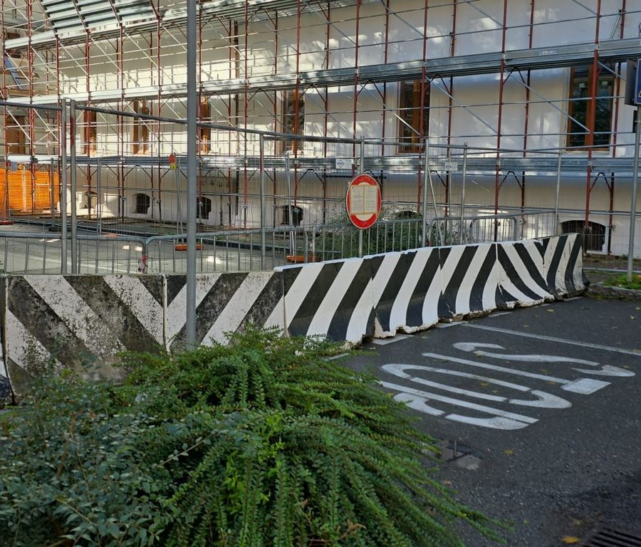 Aosta, via Pollio Salimbeni chiusa con i jersey in cemento