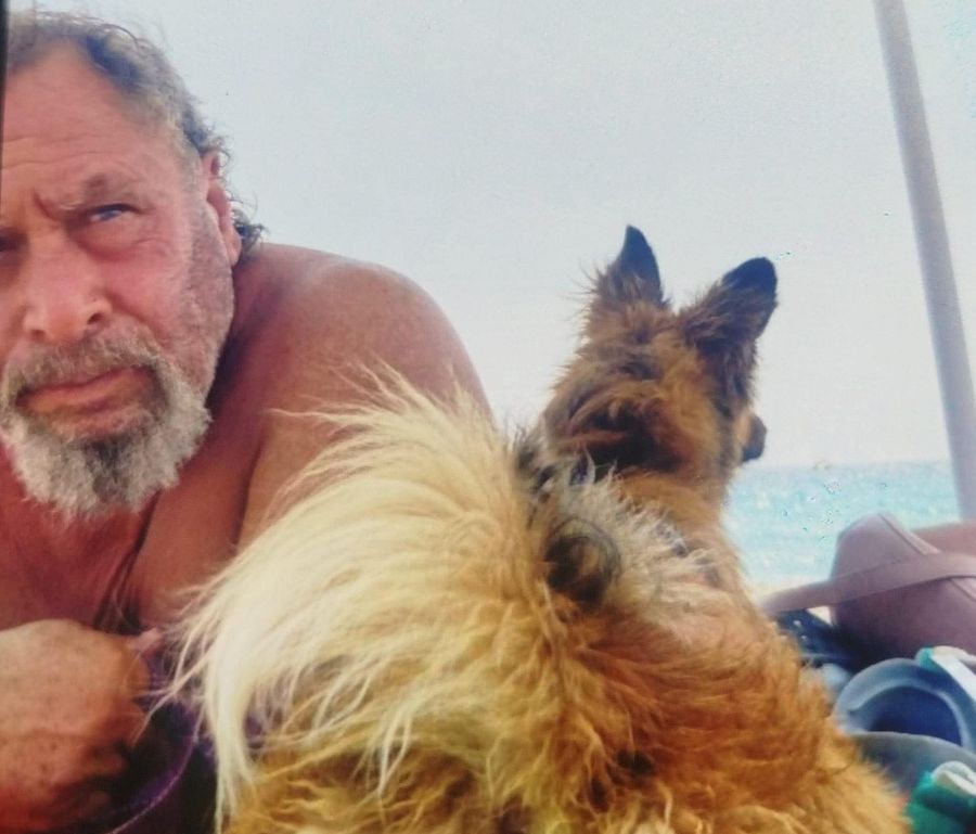 Respira monossido di carbonio e muore insieme al suo cane