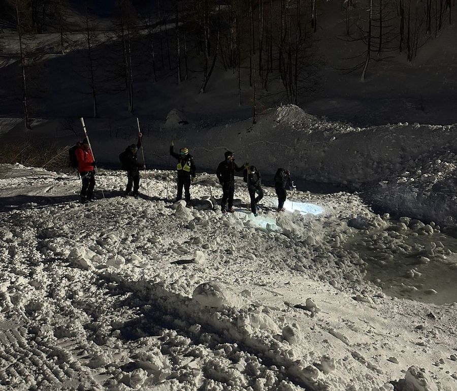 Maxi valanga sopra Gressoney; Sav, Forestale e Vigili del fuoco al lavoro