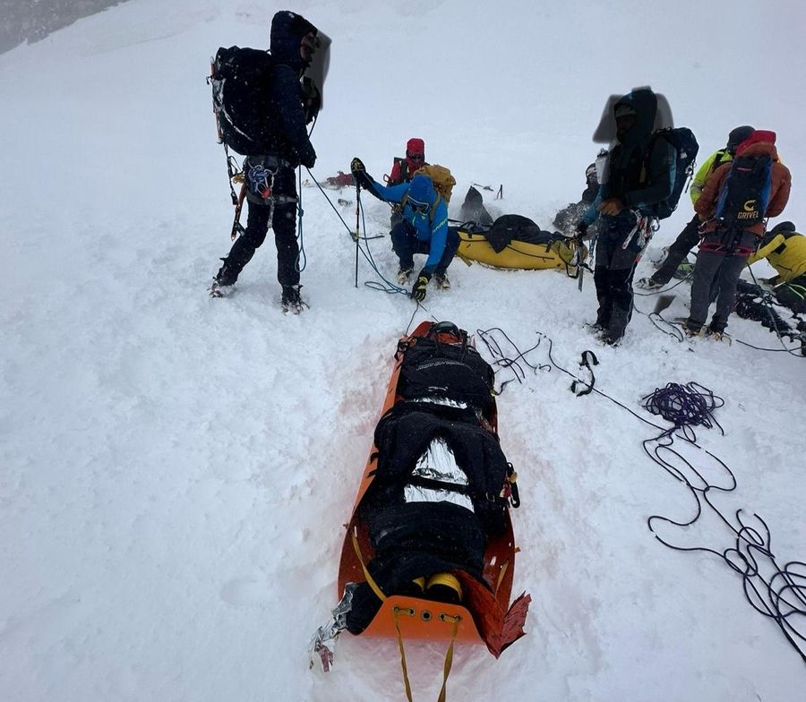 Valanga sul Castore, un alpinista morto e quattro feriti