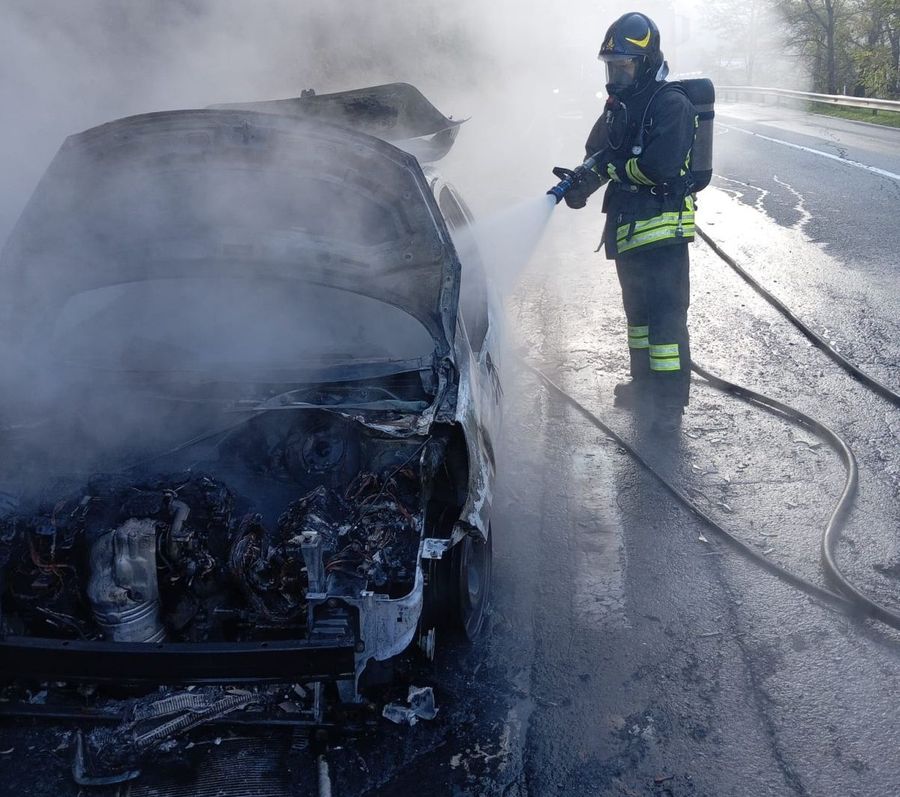 L'auto è stata completamente distrutta dalle fiamme (foto VV FF) L'auto è stata completamente distrutta dalle fiamme (foto VV FF)