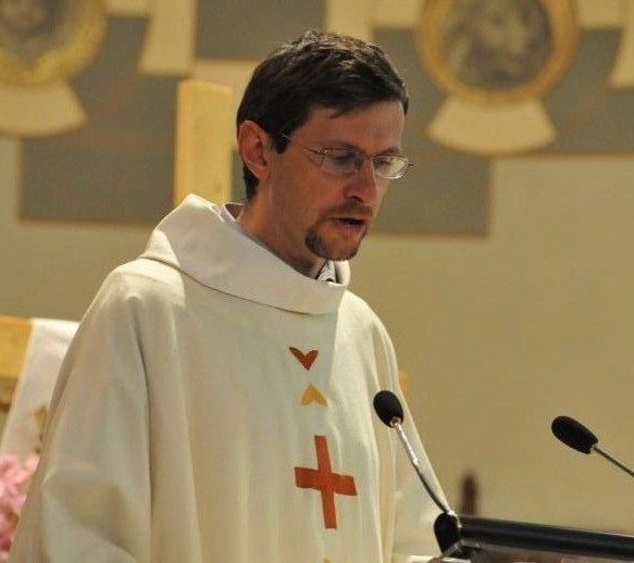 Don Andrea Marcoz nel 2014 (foto d'archivio)