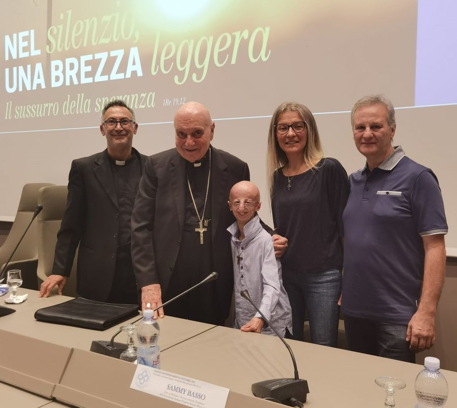 Da sn Don Isidoro Mercuri Giovinazzo, il Cardinale Angelo Comastri, Sammy Basso e i suoi genitori