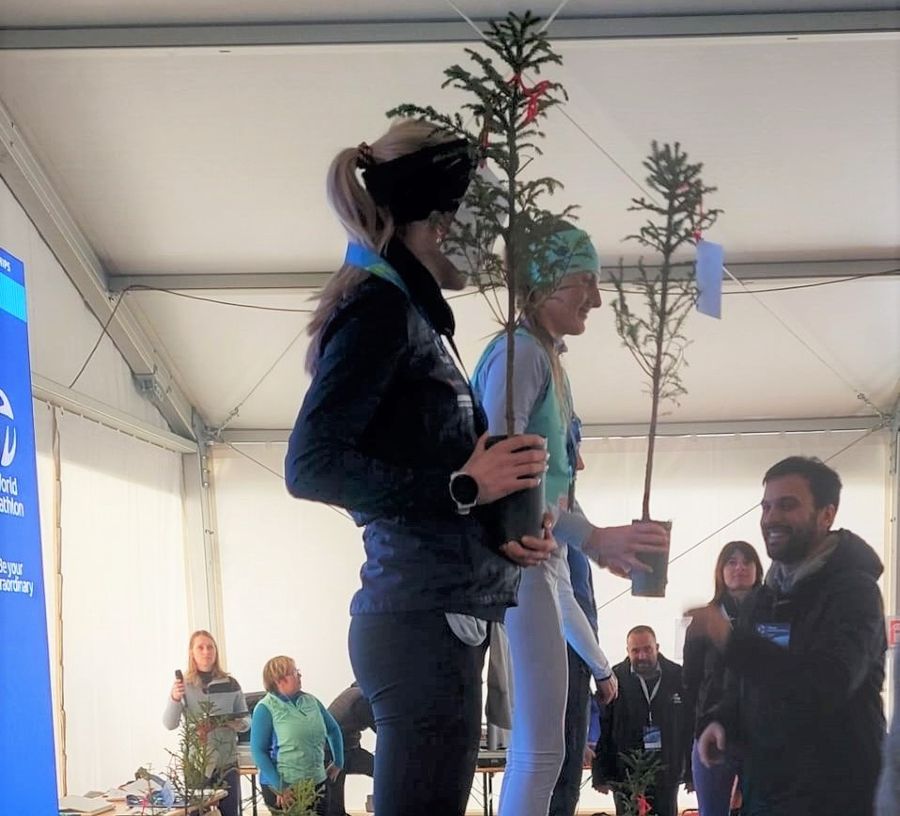 L'assessore Marco Carrel con due atlete premiate L'assessore Marco Carrel con due atlete premiate