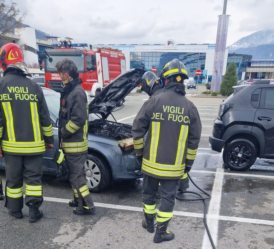 Domato dai pompieri prinicipio d'incendio in un'auto a Pollein Domato dai pompieri prinicipio d'incendio in un'auto a Pollein