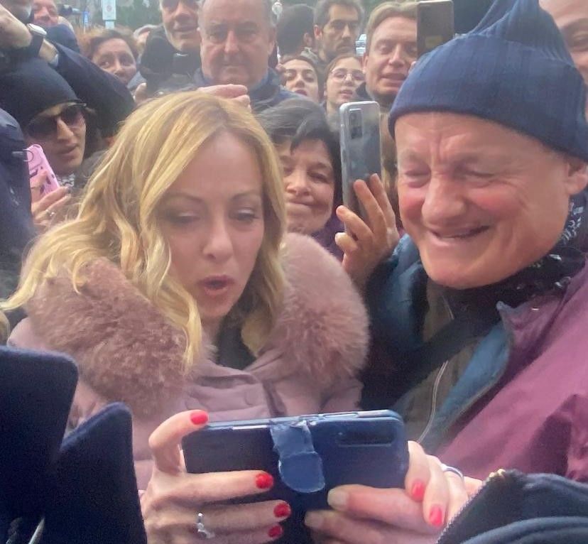 Folla di simpatizzanti e curiosi ad Aosta per Giorgia Meloni